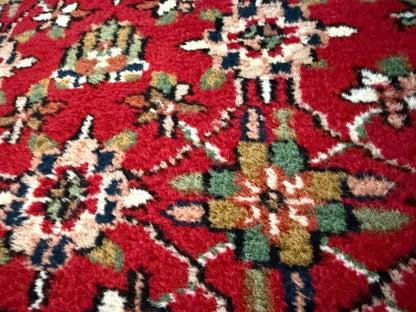 Warm rood vintage oosters tapijt met florale details – ca. 174 × 92 cm