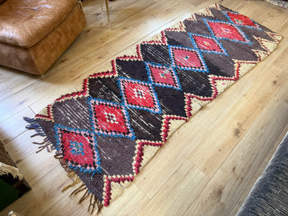 Vintage Berber Boucherouite runner – 267 × 97 cm – graphic diamond pattern