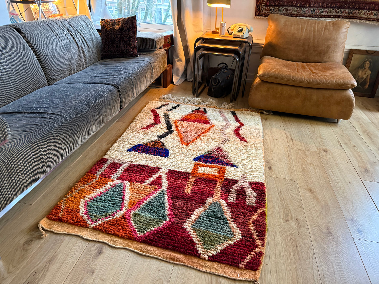 Warm Berber tapijt met abstract tribal design – 180 × 104 cm