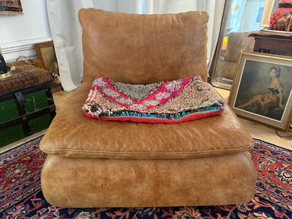 Handgemaakt kussen van een vintage Marokkaans tapijt – ca. 50 × 40 cm