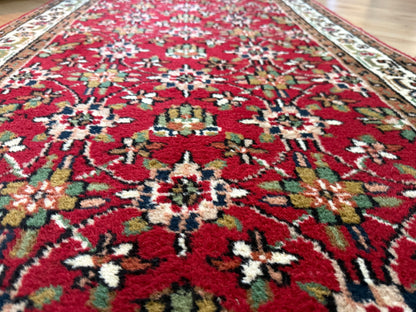 Warm rood vintage oosters tapijt met florale details – ca. 174 × 92 cm