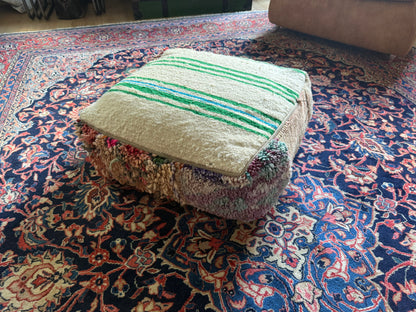 Poef van gebruikt vintage Marokkaans tapijt – handgemaakt – ca. 60 × 60 × 25 cm