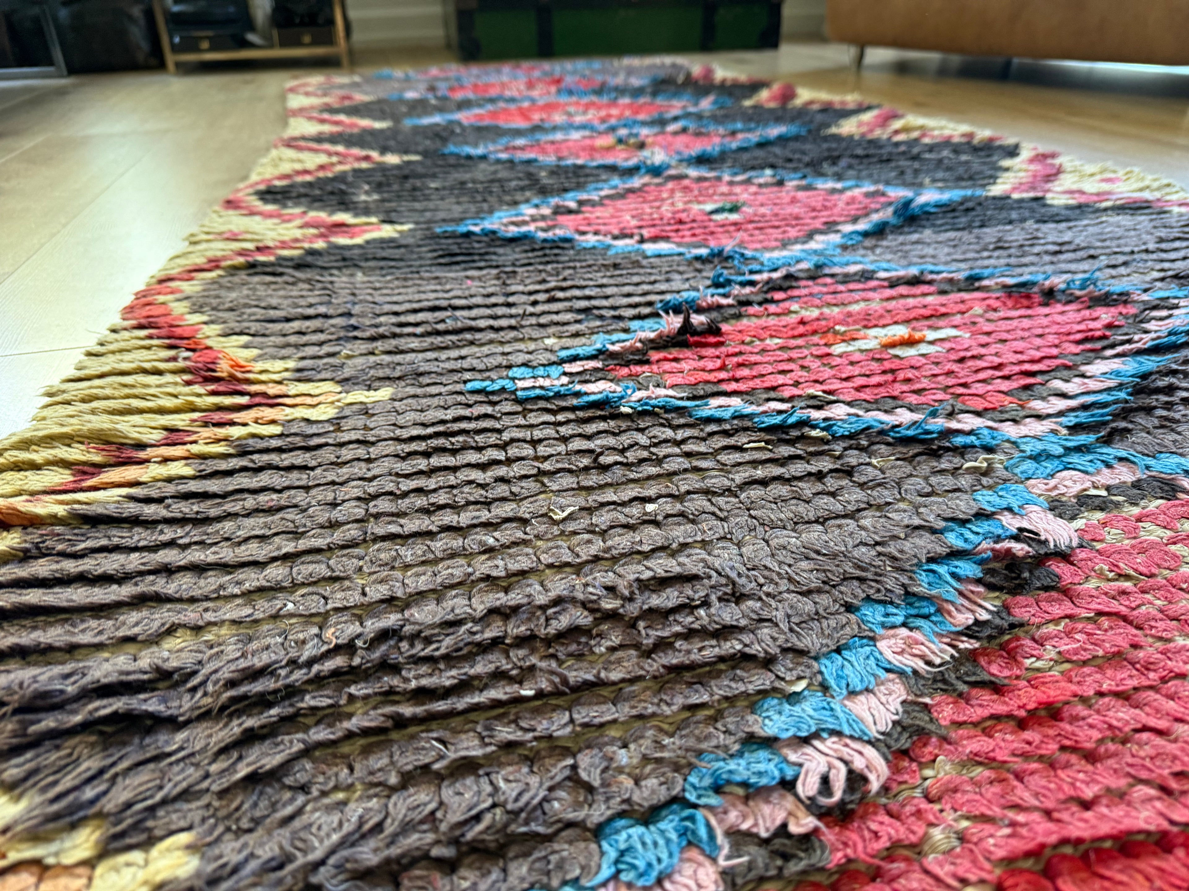Vintage Berber Boucherouite runner – 267 × 97 cm – graphic diamond pattern