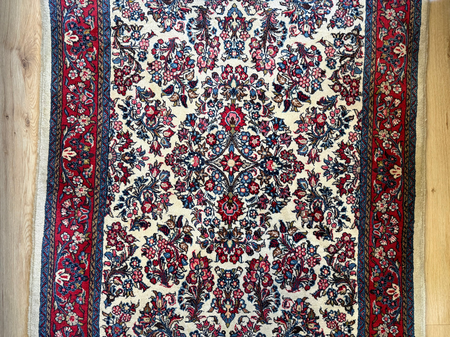 Vintage handgeknoopt klassiek tapijt met ivoor veld en florale patronen – 218 × 131 cm