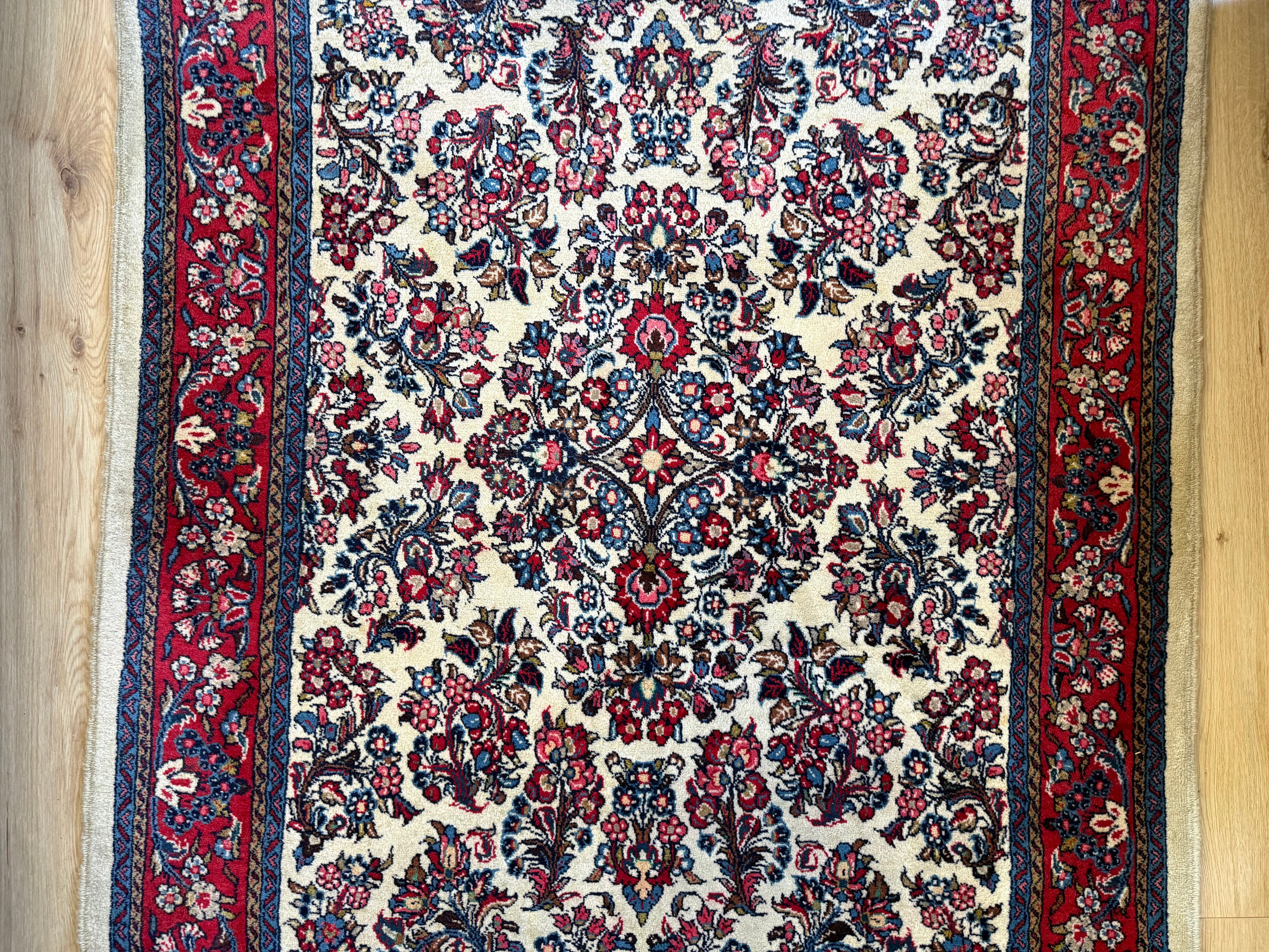 Vintage handgeknoopt klassiek tapijt met ivoor veld en florale patronen – 218 × 131 cm