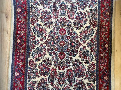 Vintage handgeknoopt klassiek tapijt met ivoor veld en florale patronen – 218 × 131 cm