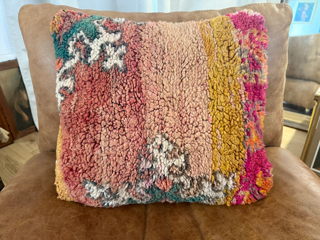 Handgemaakt kussen van een vintage Marokkaans tapijt – ca. 60 × 40 cm