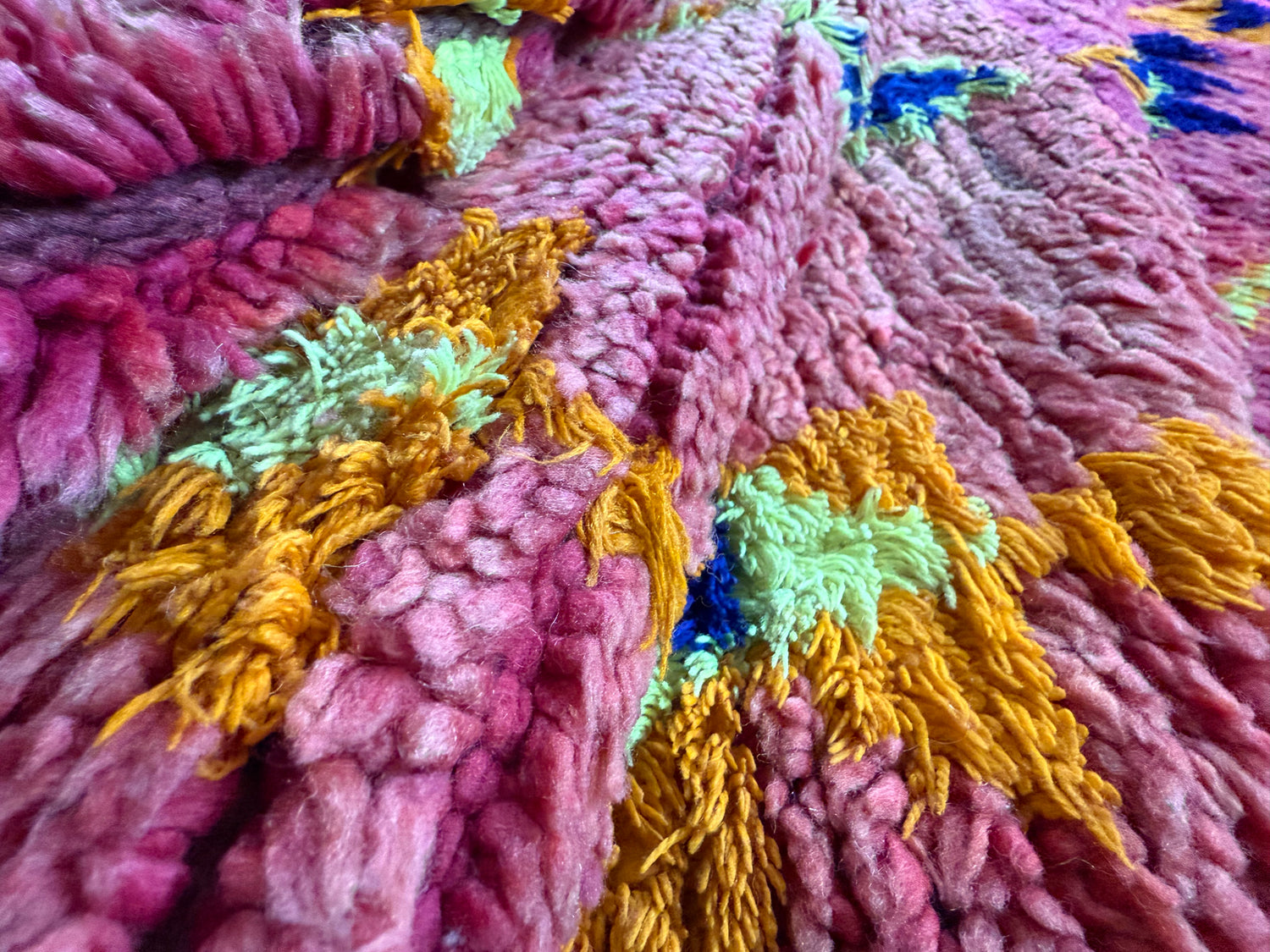 Vintage Marokkaanse loper met uitgesproken kleur &amp; karakter 384 × 101 cm