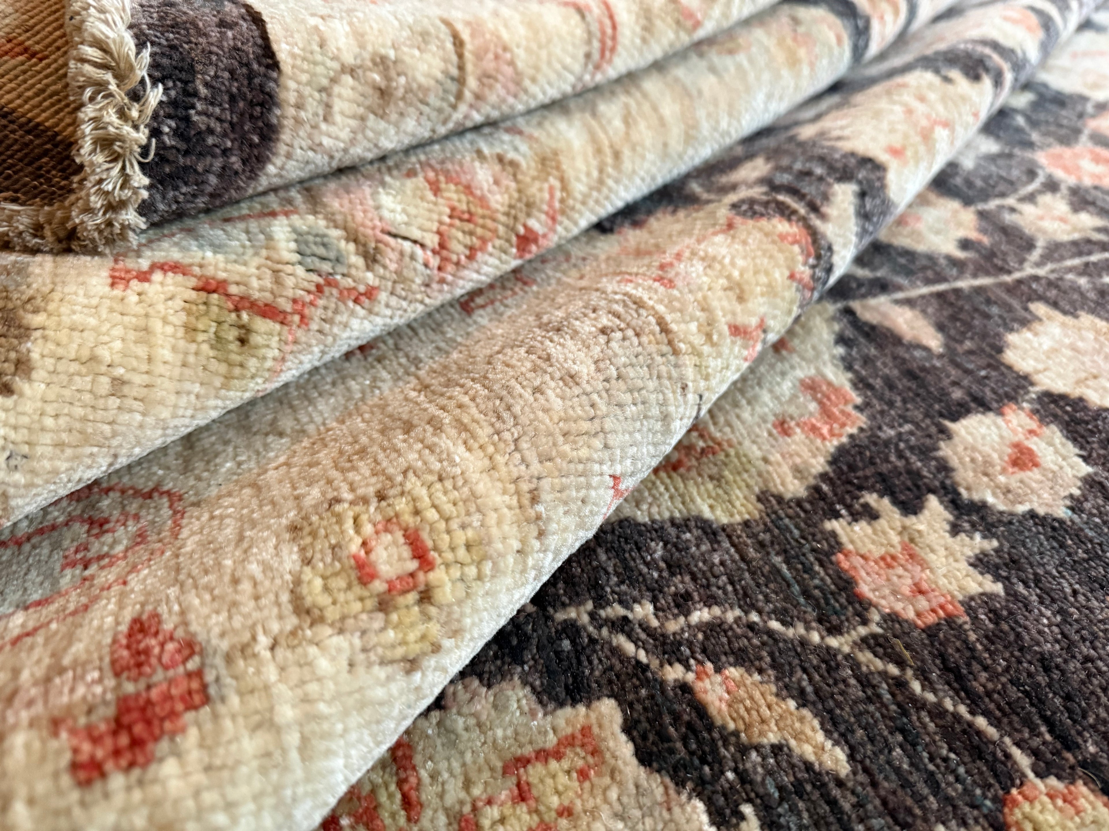 Handgeknoopt Ziegler tapijt, rustig, verfijnd en tijdloos. Ca. 308 × 249 cm