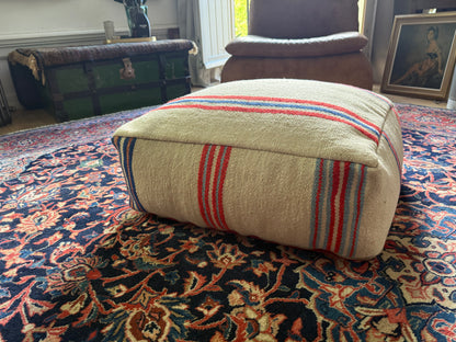 Poef van gebruikt vintage Marokkaans tapijt – handgemaakt – ca. 60 × 60 × 25 cm