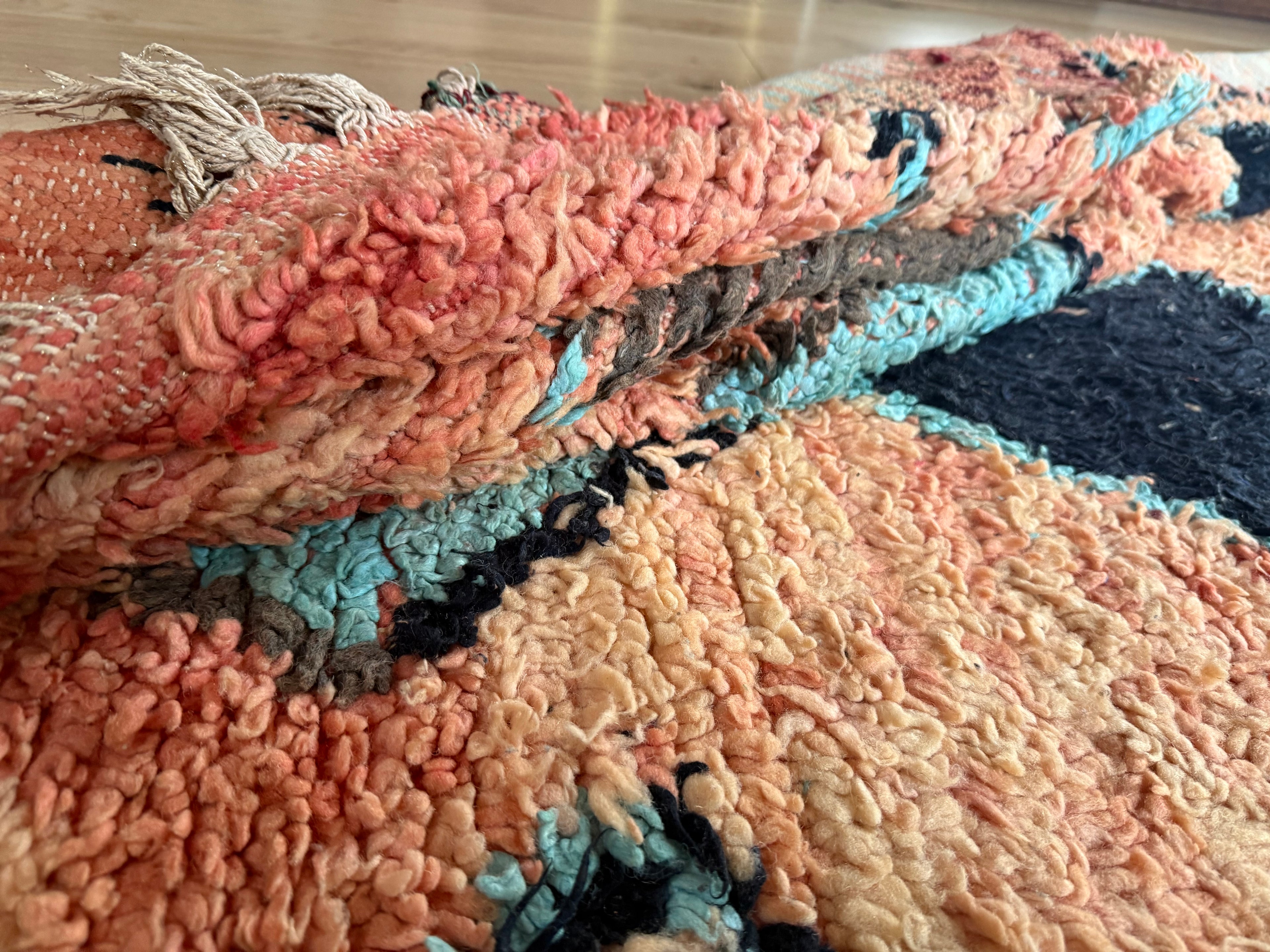 Tapete marroquino vintage Boucherouite – 355 × 178 cm – design gráfico de losangos em salmão, turquesa e preto