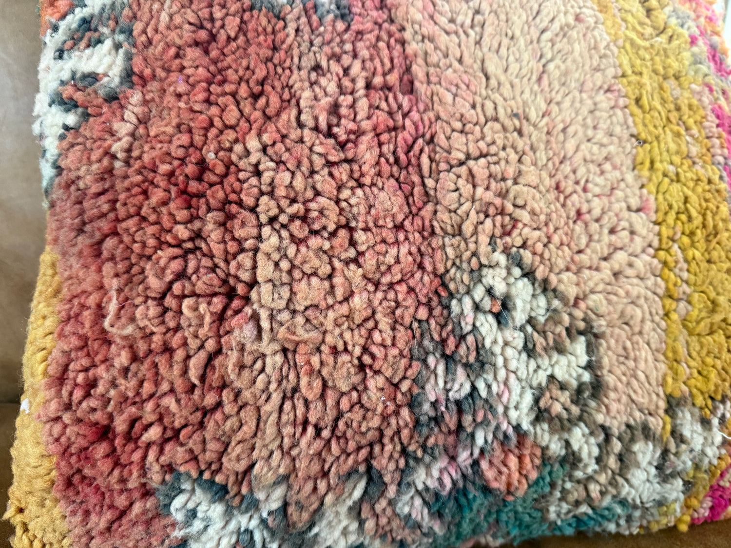 Handgemaakt kussen van een vintage Marokkaans tapijt – ca. 60 × 40 cm