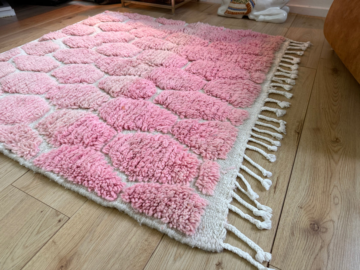 Marokkaans tapijt roze &amp; crème met reliëf – 132 × 122 cm