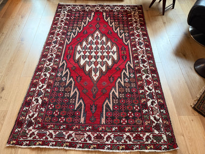 Vintage handgeknoopt tapijt met grafisch medaillon – 209 × 134 cm