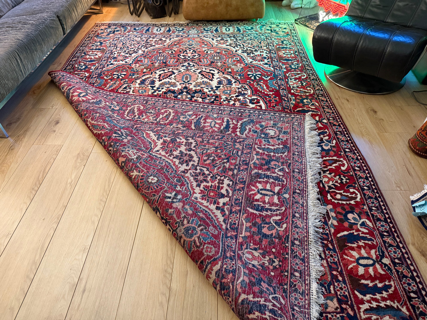 Vintage handgeknoopt tapijt 320 × 220 cm – klassiek rood met ivoor en donkerblauw