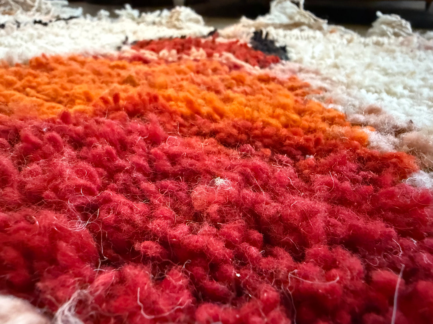 Warm Berber tapijt met abstract tribal design – 180 × 104 cm