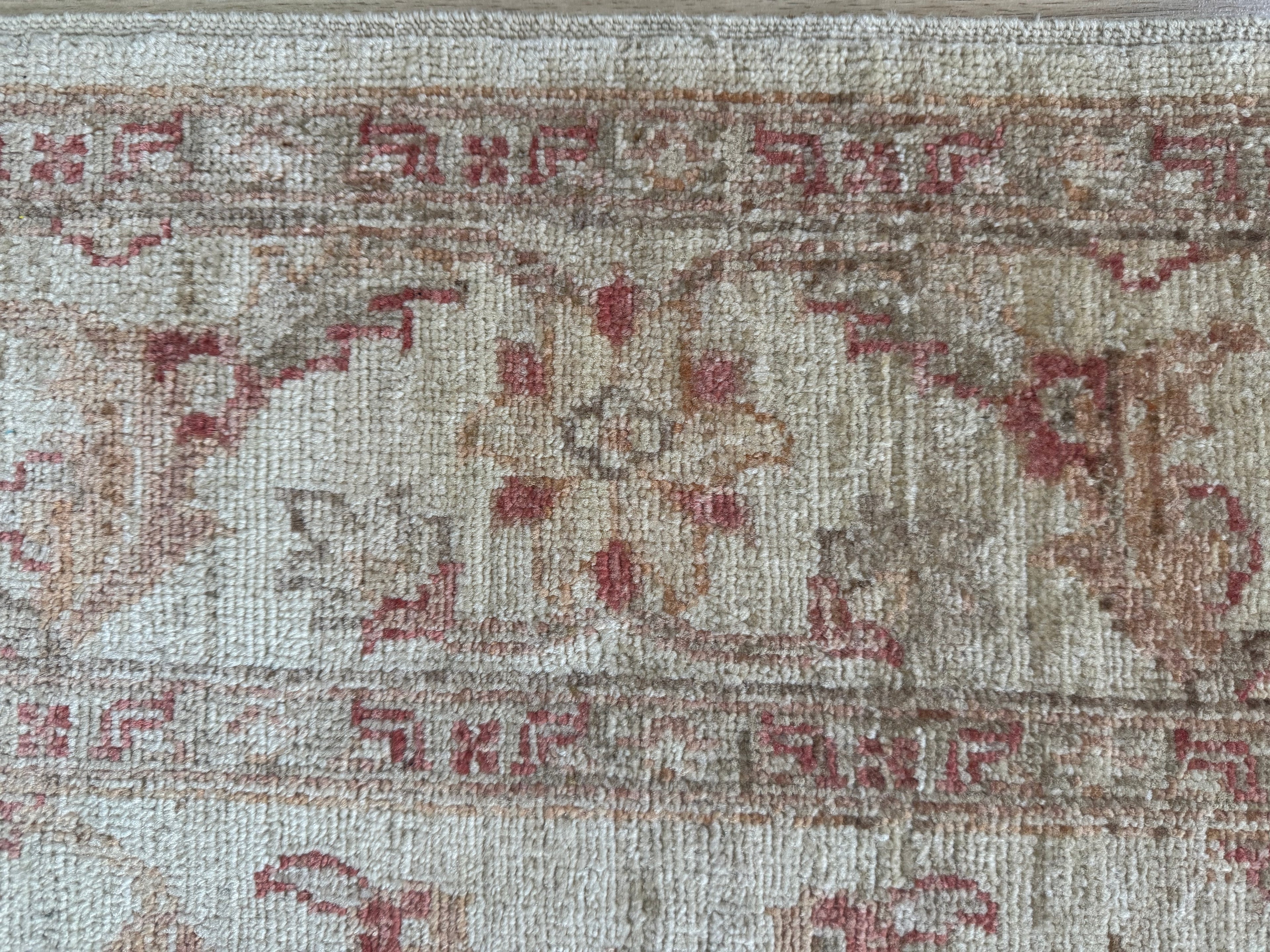 Handgeknoopt vintage tapijt – zand &amp; oudroze | Ziegler-stijl, 188 × 127 cm