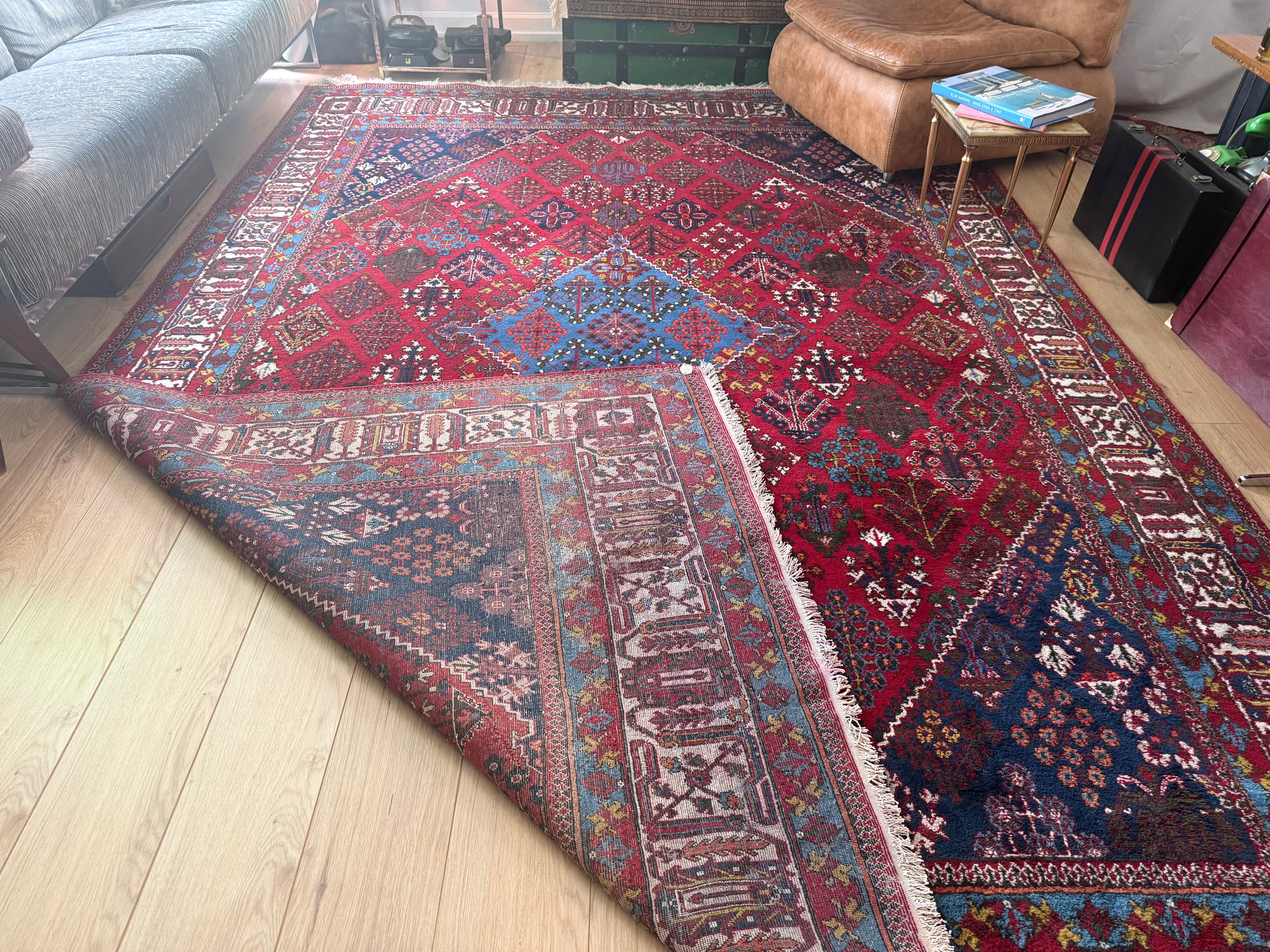 Groot vintage tribaal tapijt 355 × 241 cm – rood veld met blauw medaillon