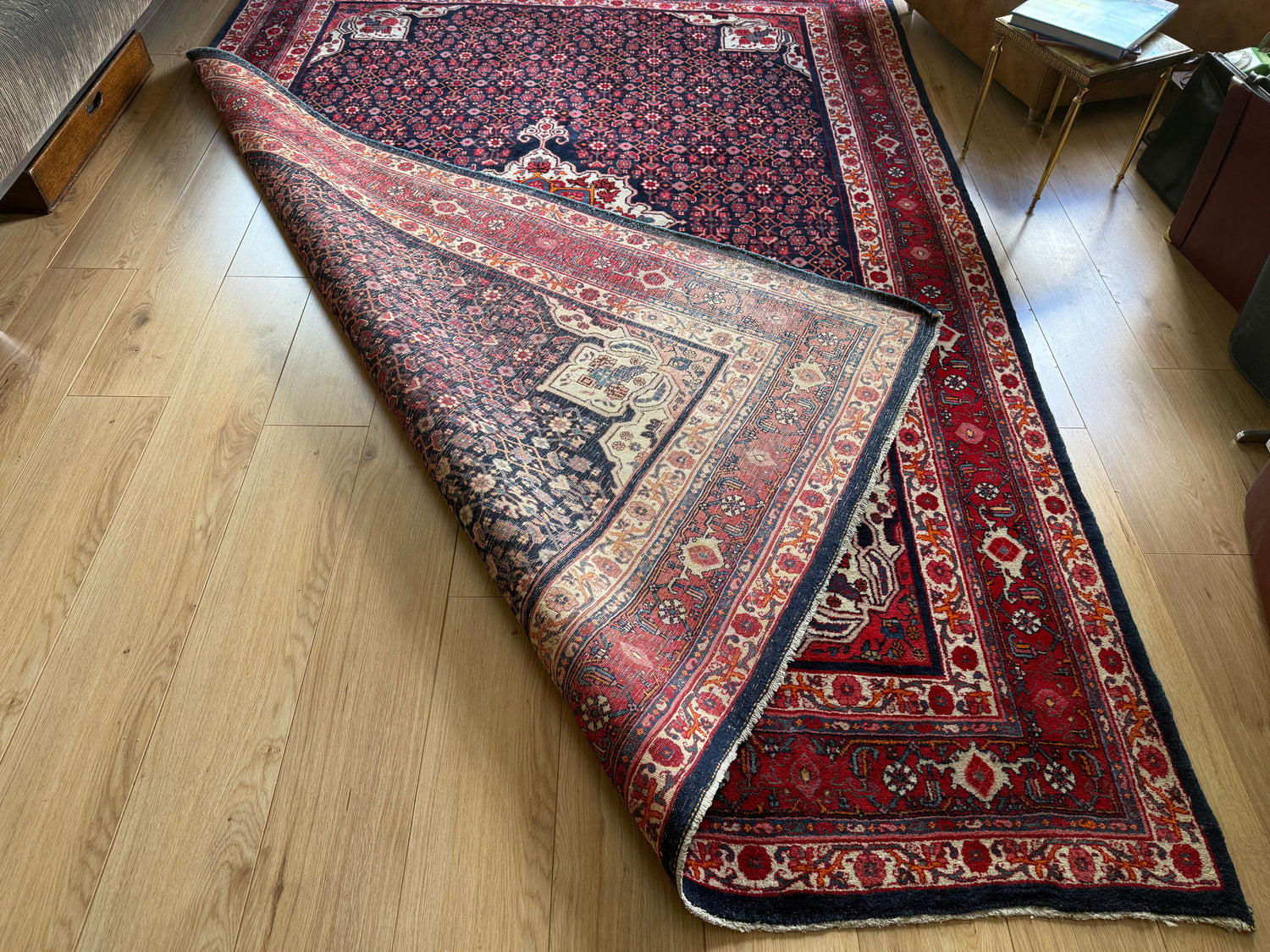 Groot handgeknoopt vintage tapijt – donkerblauw veld met medaillon – 305 × 209 cm