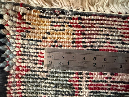 Vintage handgeknoopt tapijt met grafisch medaillon – 209 × 134 cm