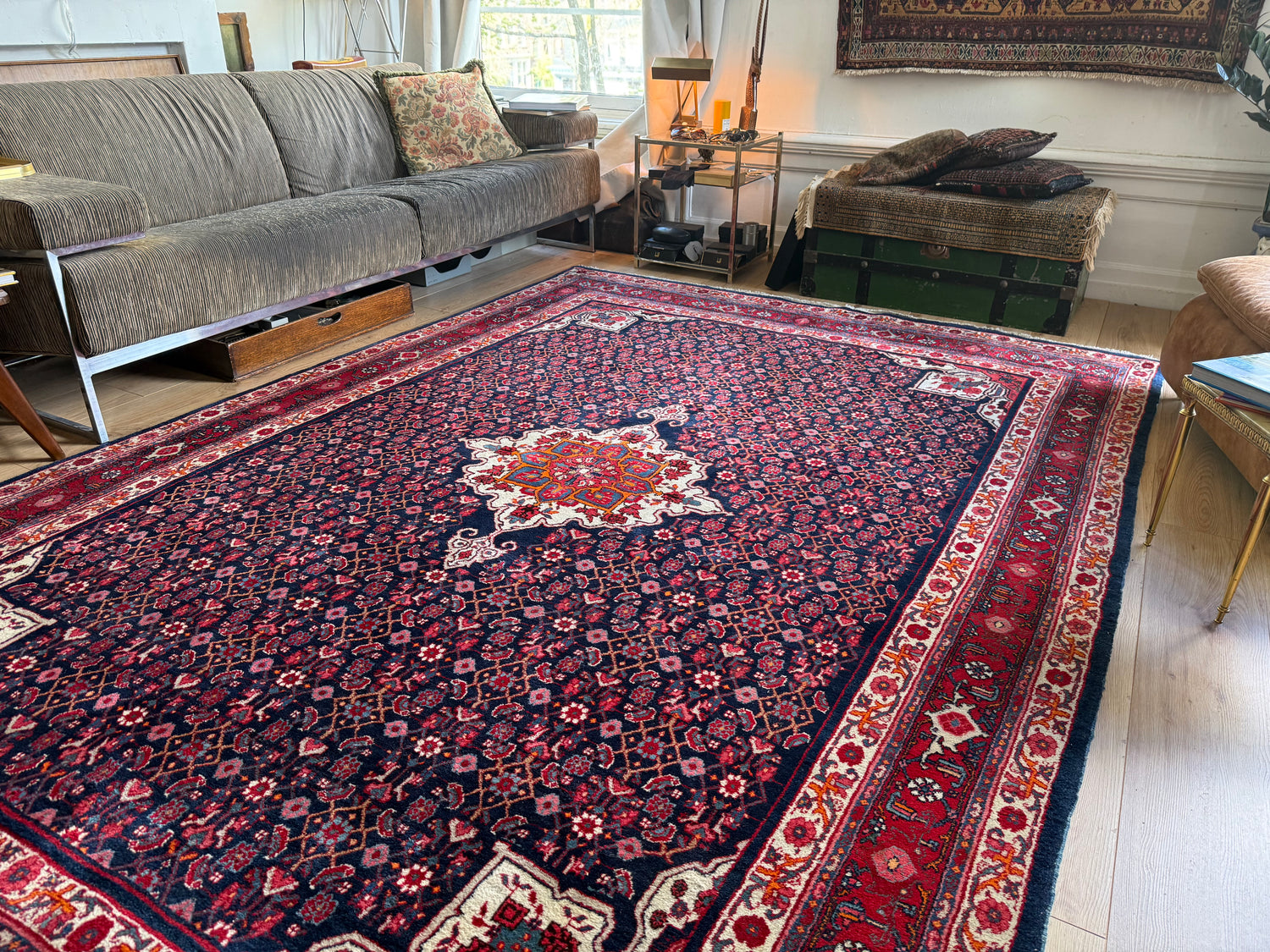 Groot handgeknoopt vintage tapijt – donkerblauw veld met medaillon – 305 × 209 cm