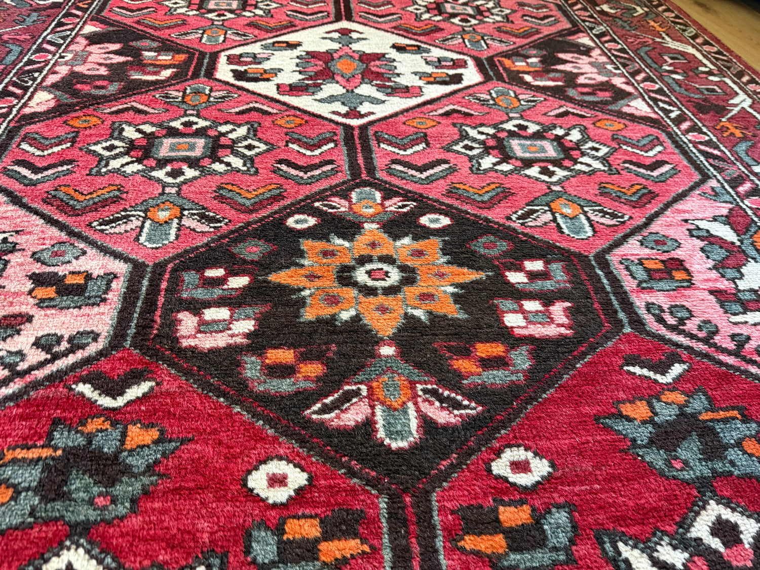 Tapete vintage nó à mão – vermelho gráfico com composição serena (221 × 165 cm)