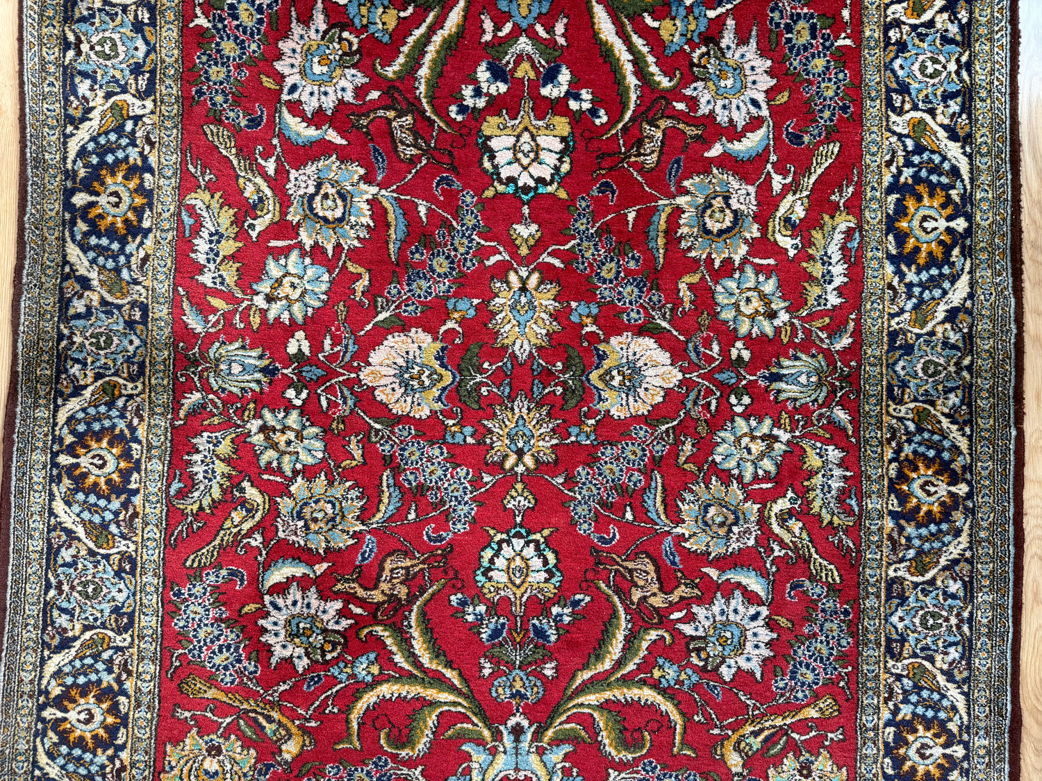 Vintage handgeknoopt wollen tapijt met vogels en gazellen – ca. 222 × 140 cm