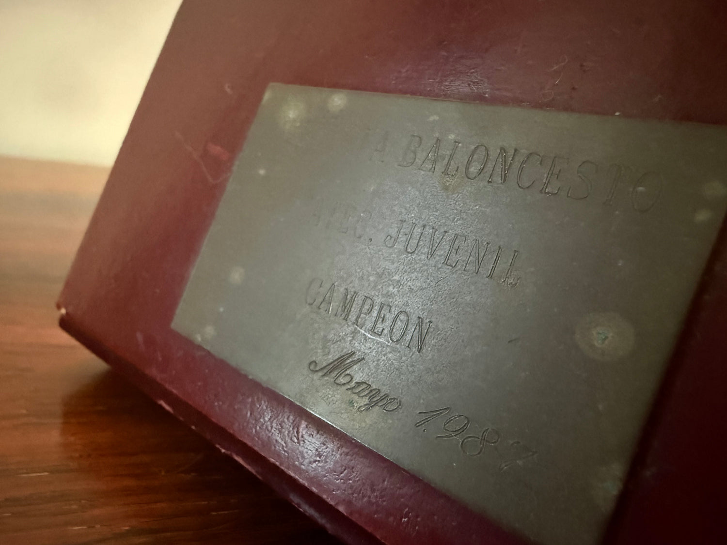 Troféu vintage de basquetebol – objeto escultórico de 1987