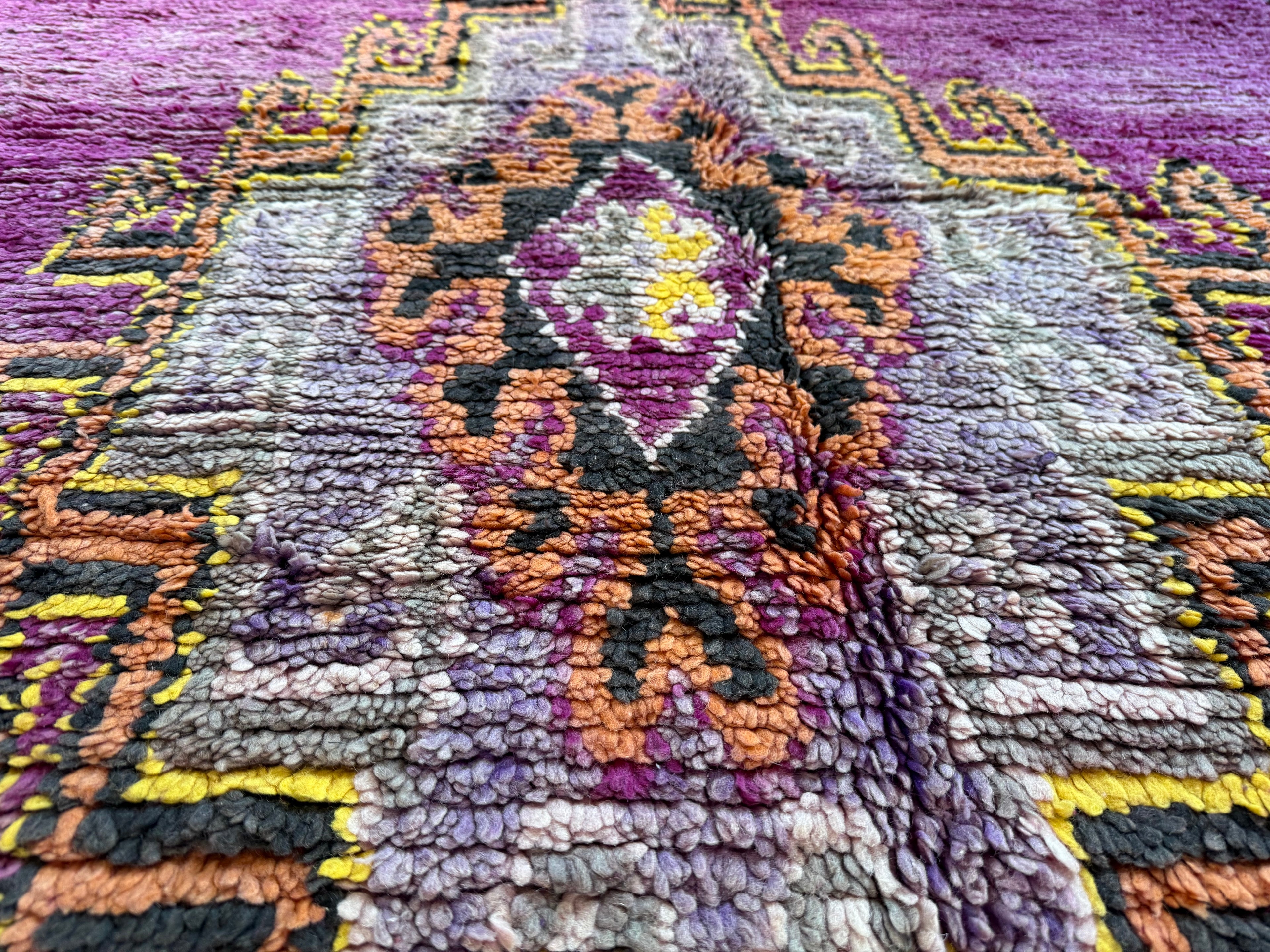 Warm Magenta Vintage Berber Tapijt – 320 × 183 cm – Dikke Wol &amp; Checkerboard Rand