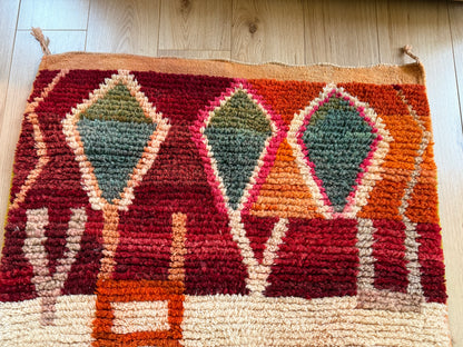 Warm Berber tapijt met abstract tribal design – 180 × 104 cm