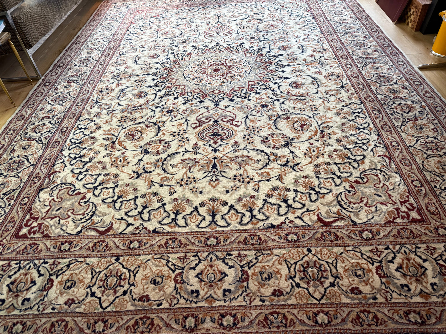 Tapete clássico nó à mão estilo Nain com medalhão – marfim &amp; azul noite – 335 × 247 cm