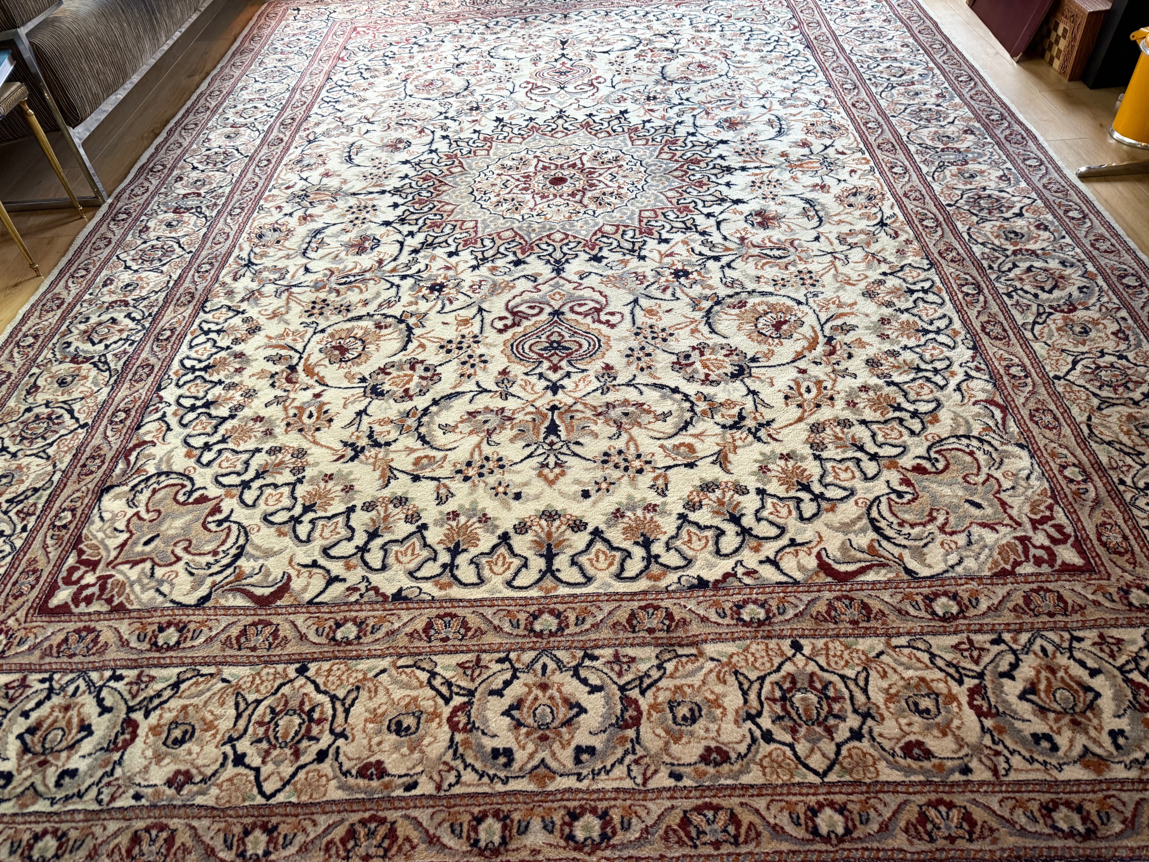 Tapete clássico nó à mão estilo Nain com medalhão – marfim &amp; azul noite – 335 × 247 cm