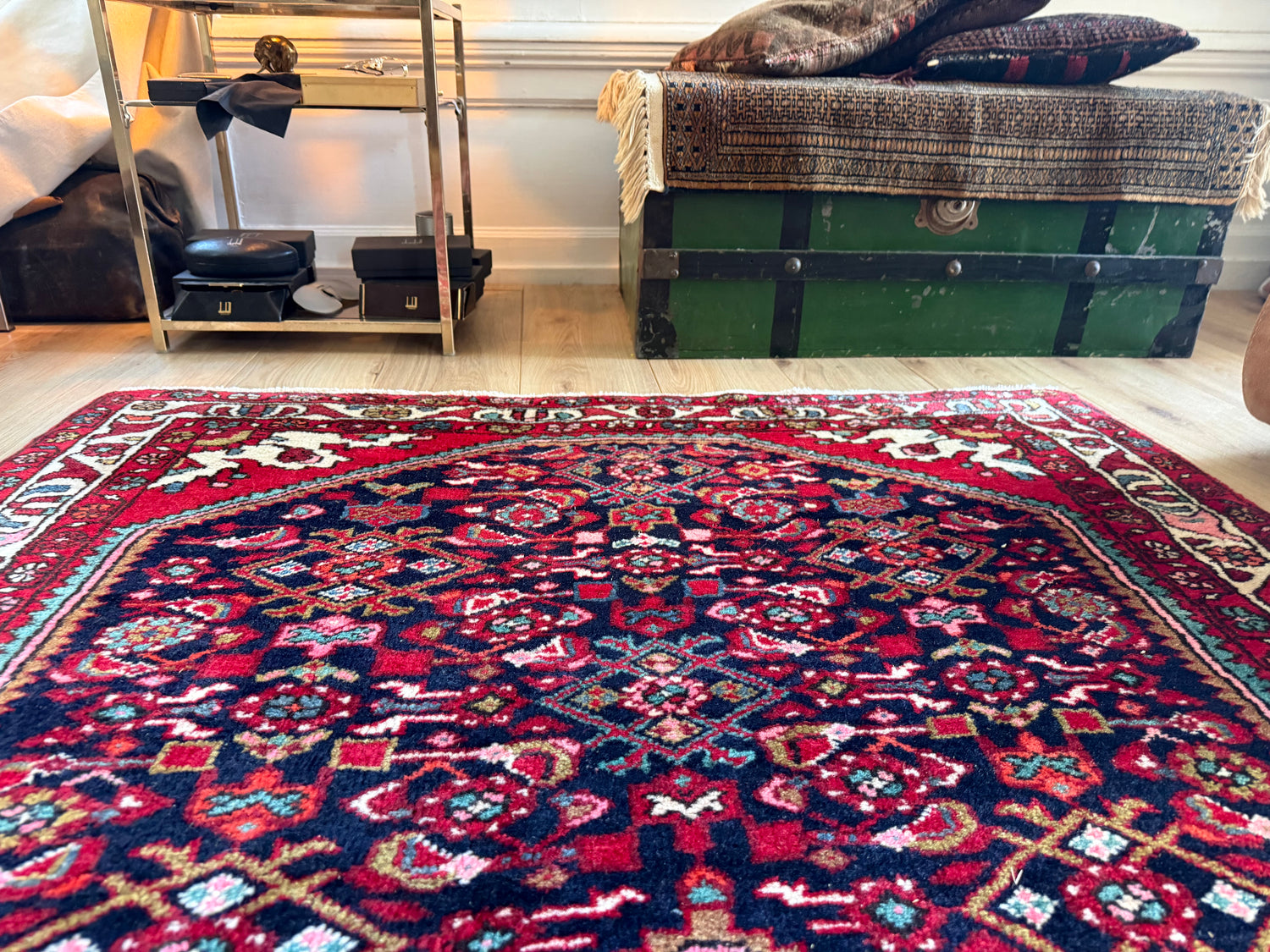 Vintage handgeknoopt wollen tapijt met medaillon – rood en donkerblauw – 217 × 130 cm