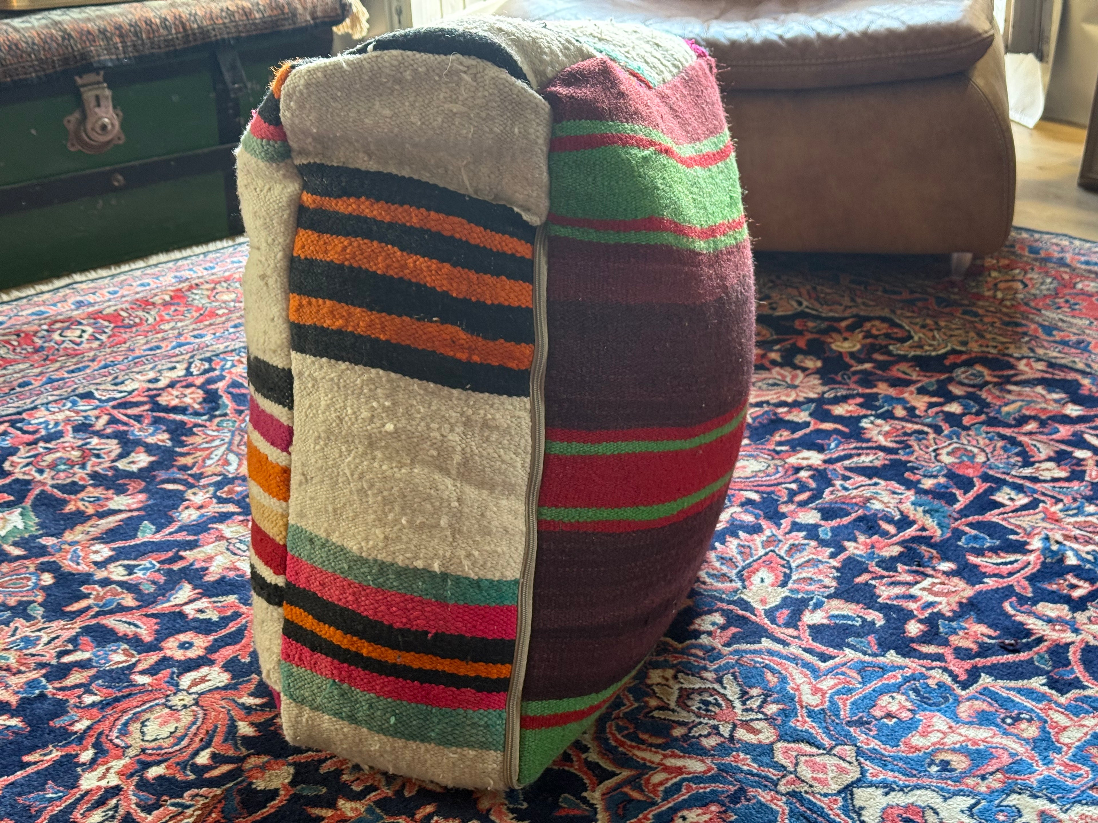 Poef van gebruikt vintage Marokkaans tapijt – handgemaakt – ca. 60 × 60 × 20 cm