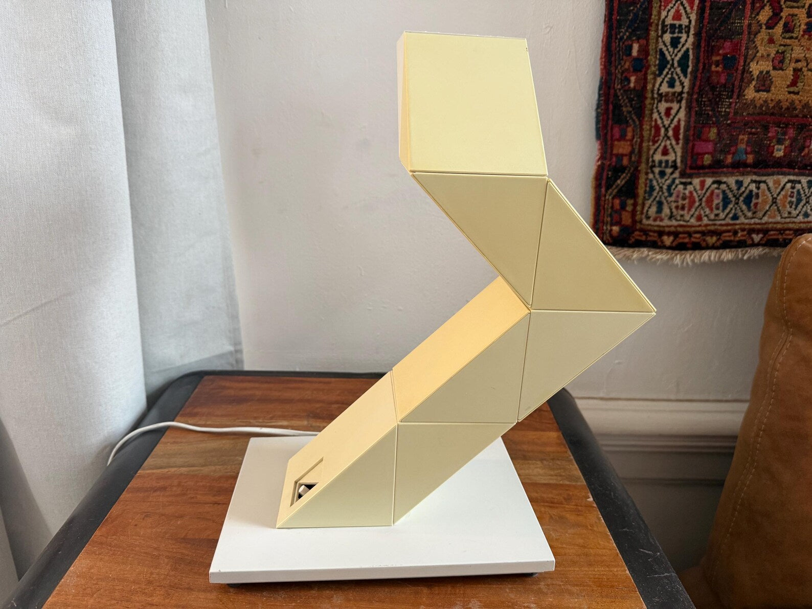 Postmodern zigzag table lamp – sculptural old-fashioned design – Belgian 1980s – Massive