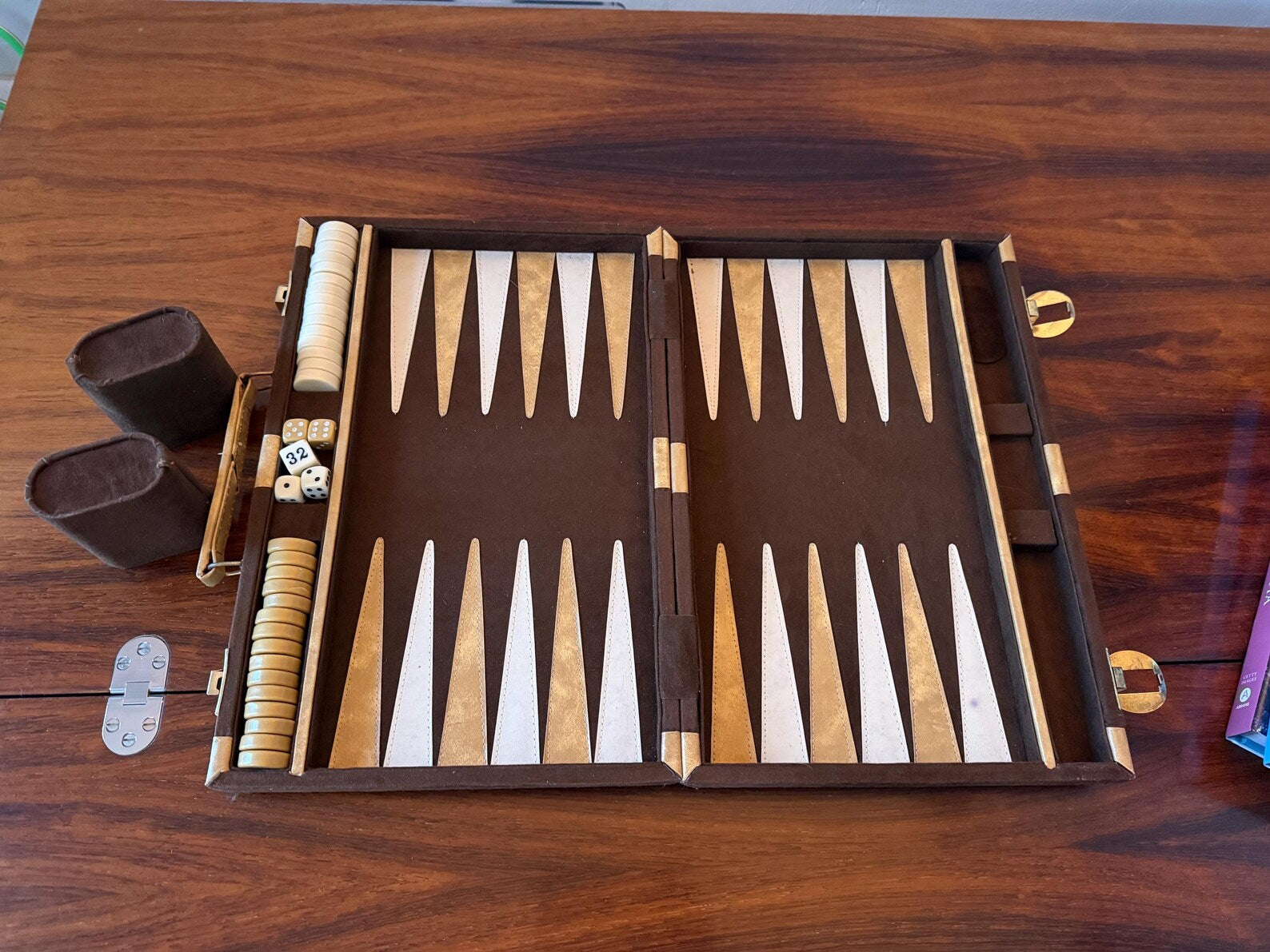 Vintage Backgammon-Spiel im Wildlederstil aus den 70er Jahren – modernes Design aus der Mitte des Jahrhunderts
