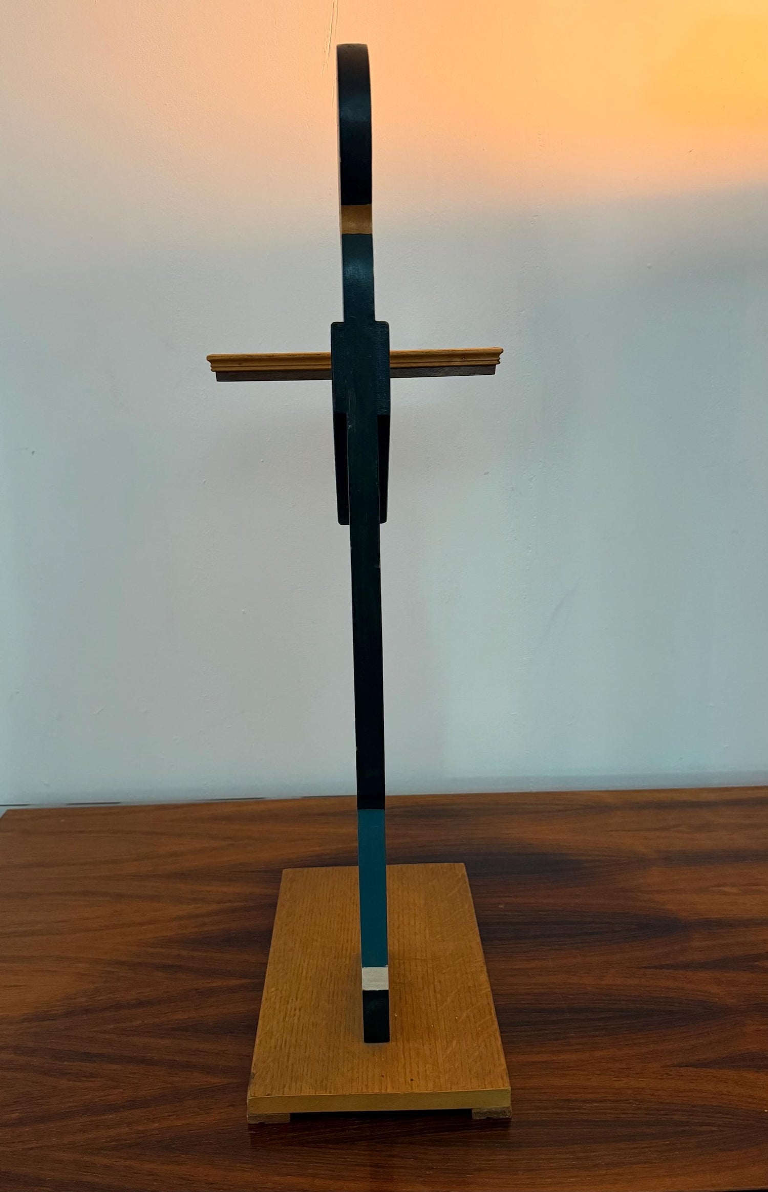 Sculptural wooden figure with tray – functional art piece – 76 cm tall – old-fashioned design