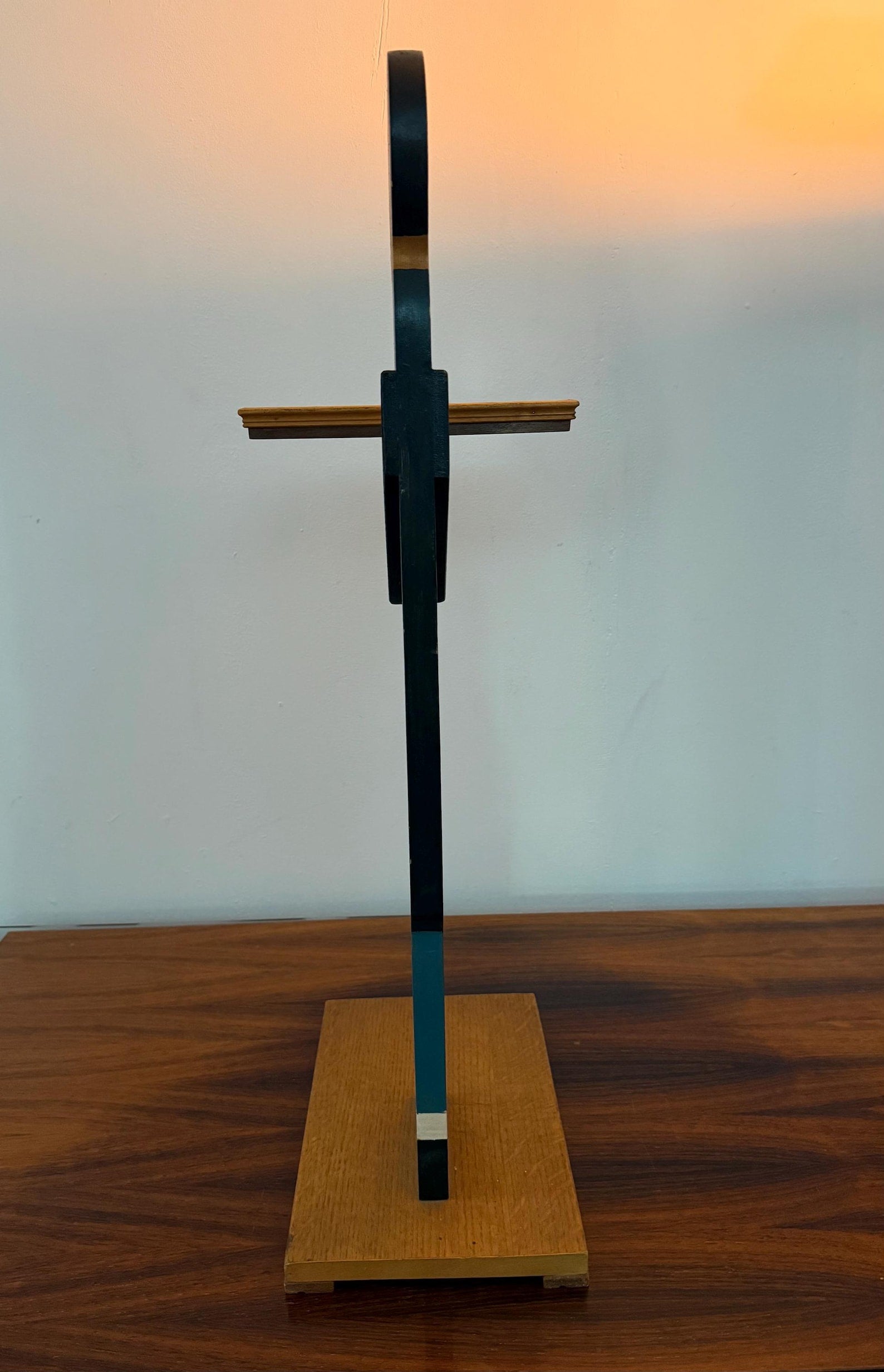 Sculptural wooden figure with tray – functional art piece – 76 cm tall – old-fashioned design