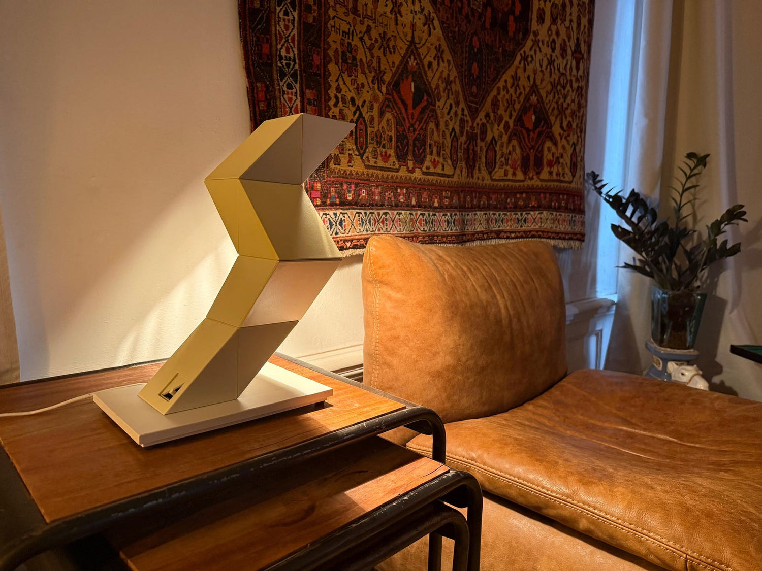 Postmodern zigzag table lamp – sculptural old-fashioned design – Belgian 1980s – Massive