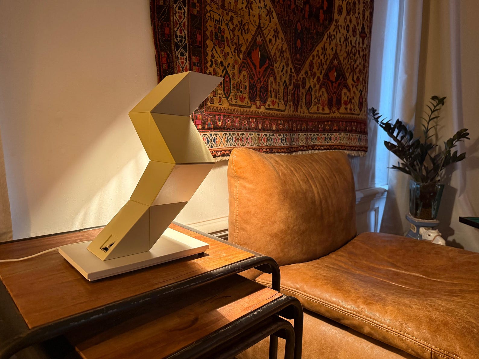 Postmodern zigzag table lamp – sculptural old-fashioned design – Belgian 1980s – Massive