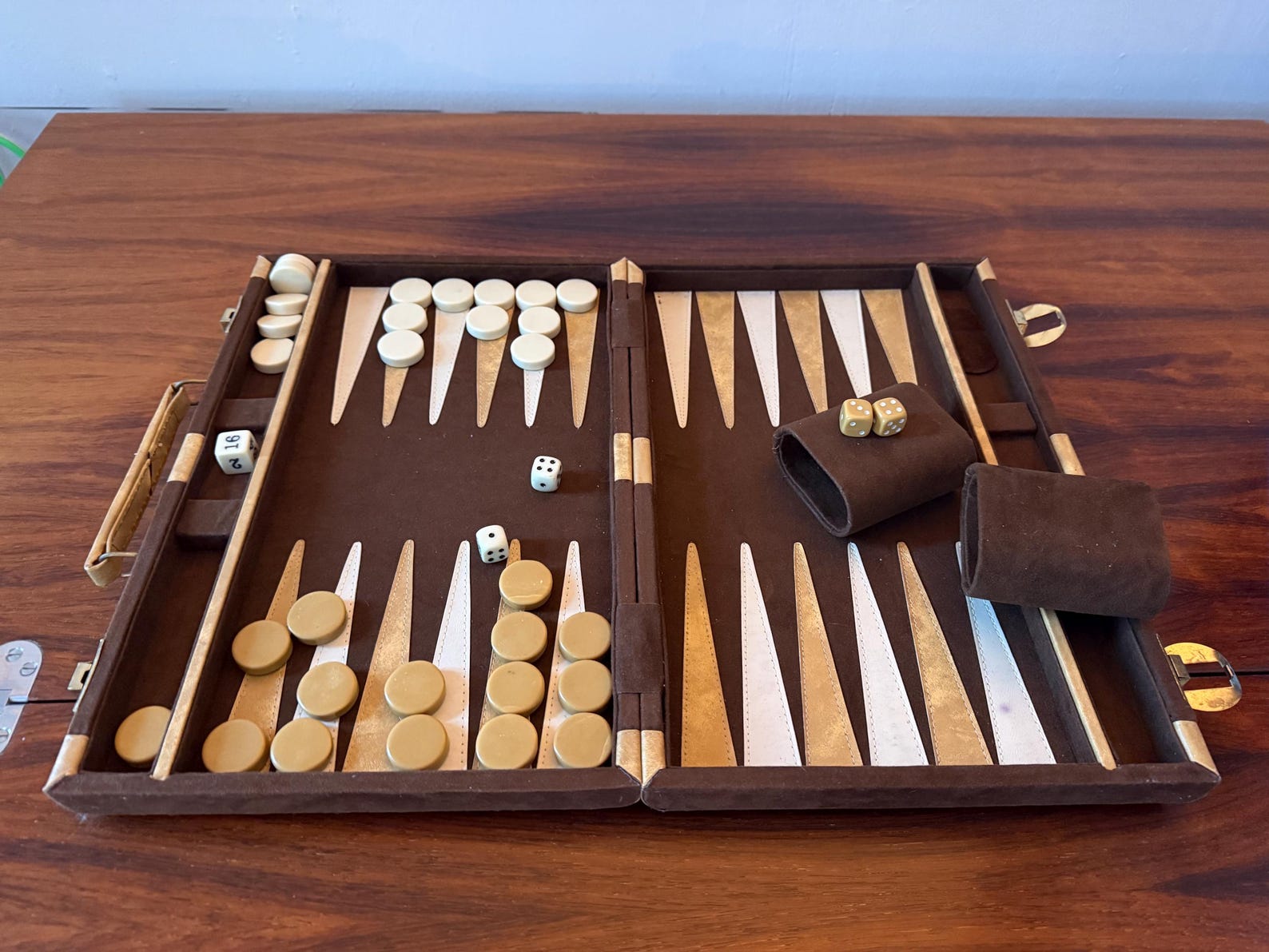 Vintage Backgammon-Spiel im Wildlederstil aus den 70er Jahren – modernes Design aus der Mitte des Jahrhunderts