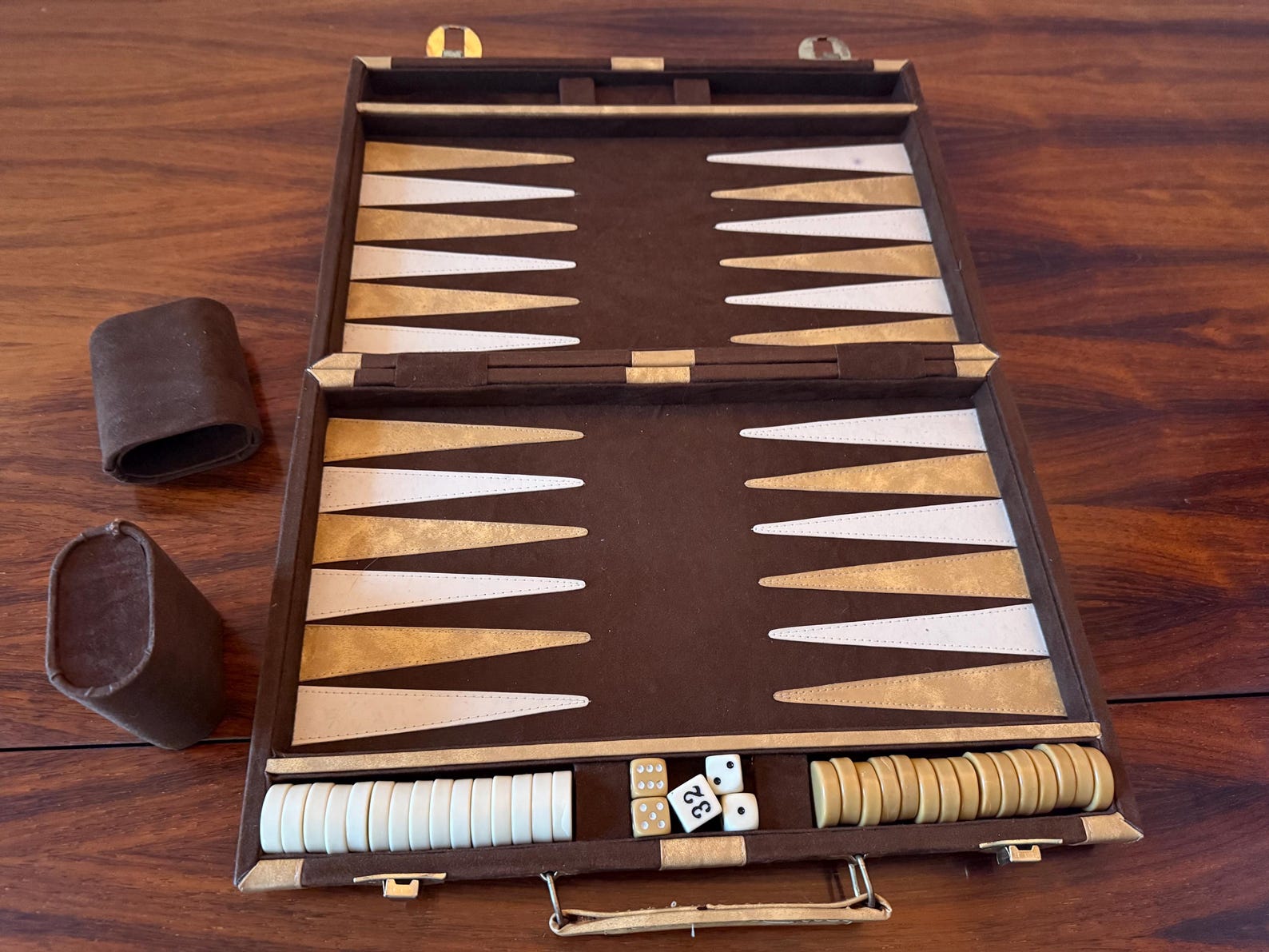 Vintage Backgammon-Spiel im Wildlederstil aus den 70er Jahren – modernes Design aus der Mitte des Jahrhunderts