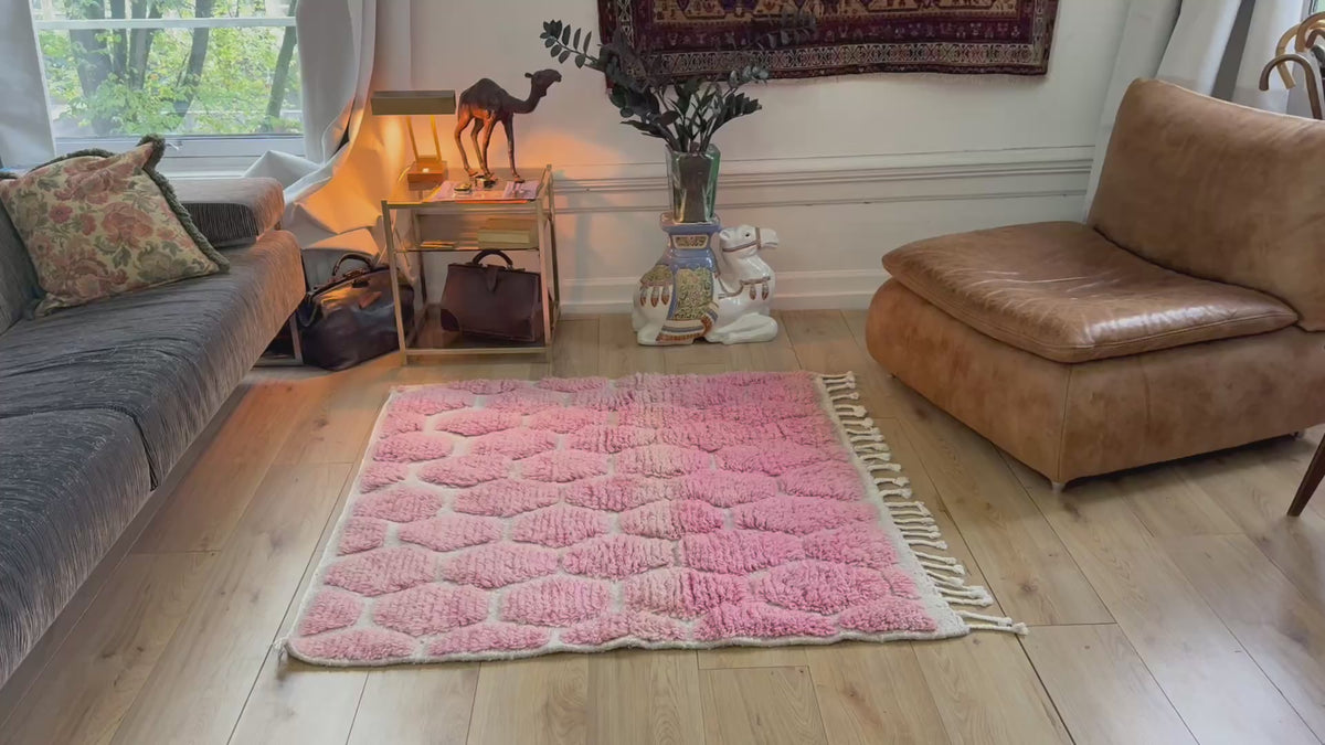 Marokkaans tapijt roze &amp; crème met reliëf – 132 × 122 cm