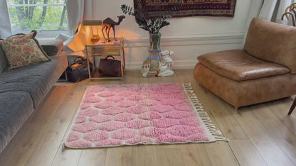 Marokkaans tapijt roze &amp; crème met reliëf – 132 × 122 cm