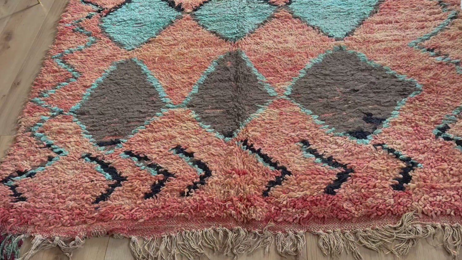 Tapete marroquino vintage Boucherouite – 355 × 178 cm – design gráfico de losangos em salmão, turquesa e preto