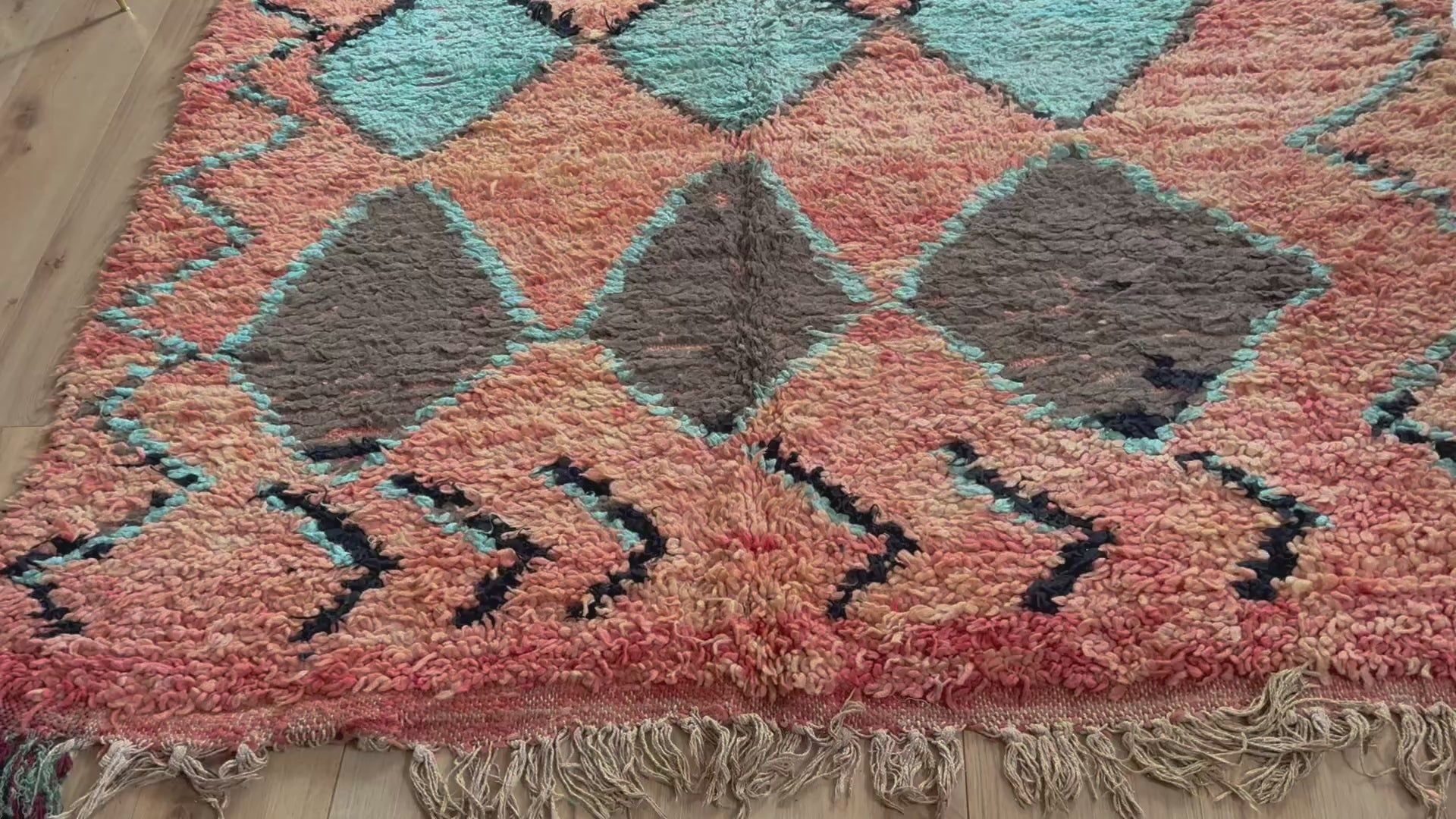 Tapete marroquino vintage Boucherouite – 355 × 178 cm – design gráfico de losangos em salmão, turquesa e preto