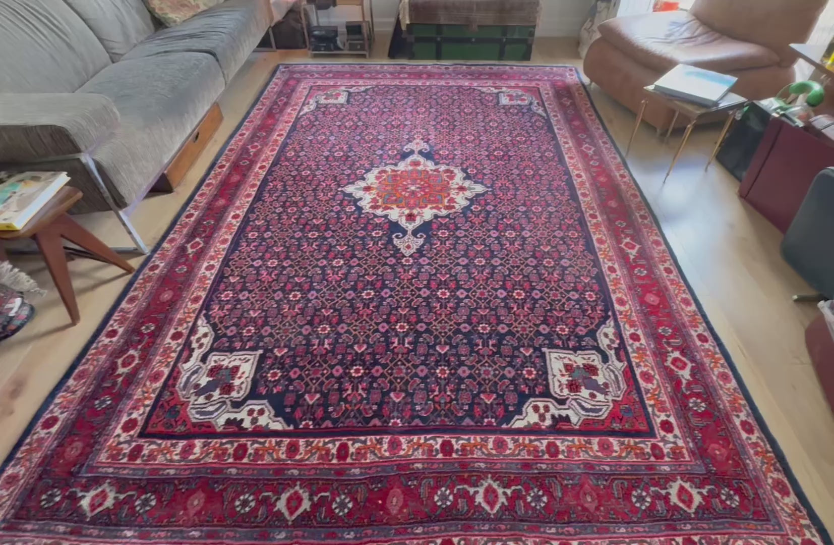 Groot handgeknoopt vintage tapijt – donkerblauw veld met medaillon – 305 × 209 cm