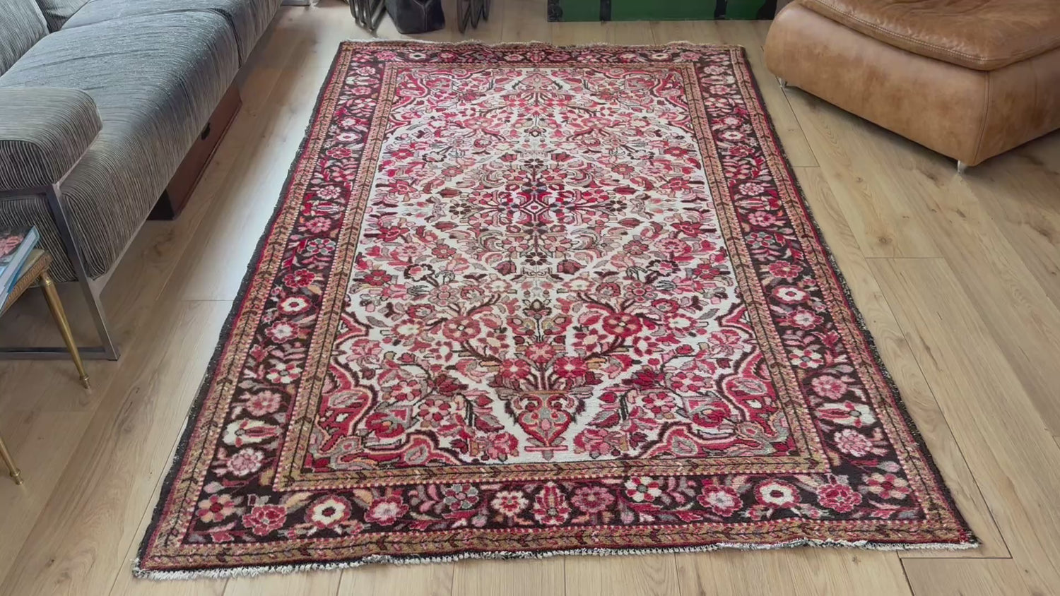 Tapete clássico nó à mão com campo e medalhão em tons terrosos suaves 230 x 149 cm