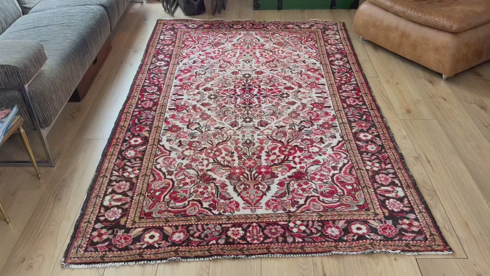 Tapete clássico nó à mão com campo e medalhão em tons terrosos suaves 230 x 149 cm