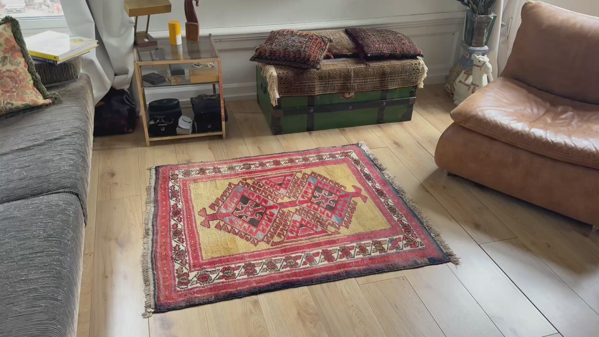 Tapete vintage anatoliano – medalhão geométrico em campo amarelo ocre quente (127 × 104 cm)